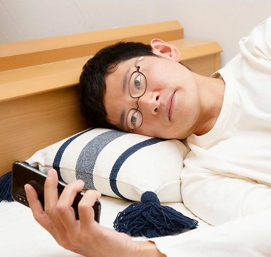 ごろ寝・寝ころびながらスマフォや読書をする時に老眼鏡を使う
