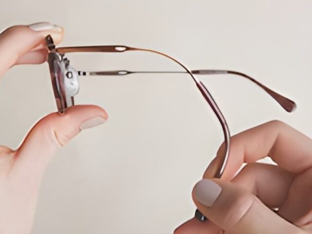 テンプルは柔軟性があり、下にも曲がる