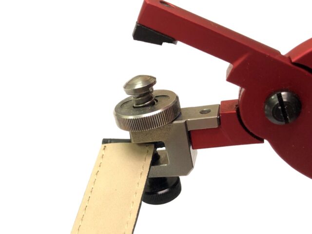 腕時計用革ベルト裏面にスライド式バネ棒用の穴を開ける作業
