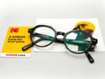 Kodak InstaSheadesレンズを入れた完成メガネとKodakのロゴ入りカードを並べた写真