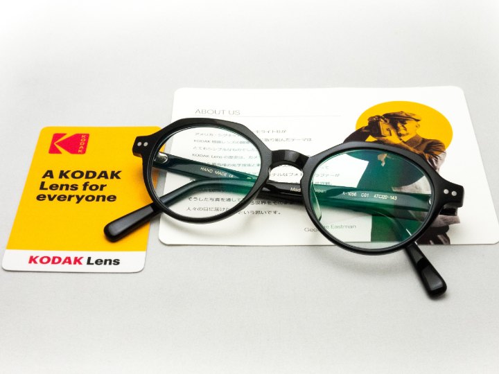Kodak InstaSheadesレンズを入れた完成メガネとKodakのロゴ入りカードを並べた写真