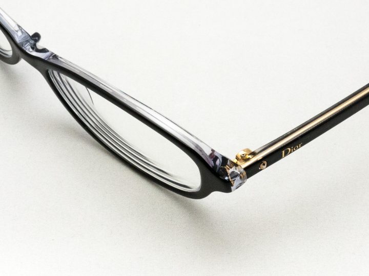 クリスチャン・ディオール MONTAIGNE30Fのブラックとクリアのカラー。透明感あるデザインがビジネスシーンに最適。