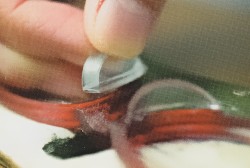 眼鏡のフロントに鼻パッド(鼻あて)を取り付ける作業