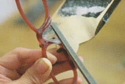 鼻パッド(鼻あて)周りをヤスリで削って加工し整える作業
