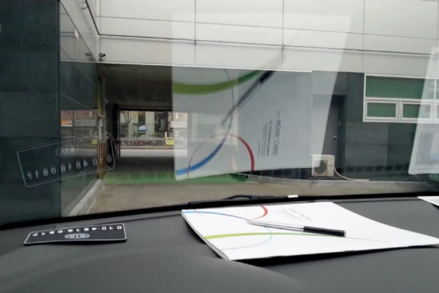 車のフロントガラス内側の反射で見えにくい状態