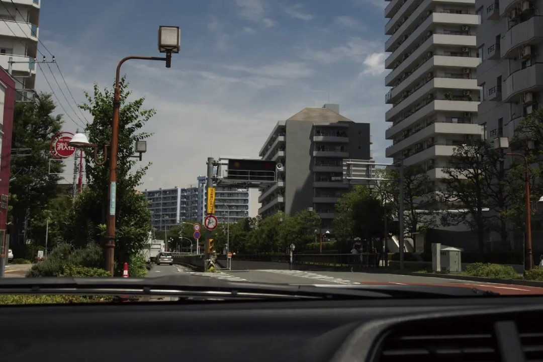 ペイル50の偏光機能レンズで雑光カットされた町の風景