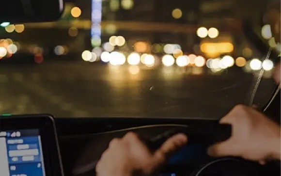 イトーレンズ ナイトアシスト475使用時の夜の運転シーンは、まぶしさ軽減。