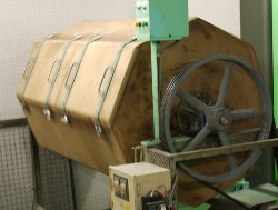 メガネを研磨するために、バレル磨きする作業
