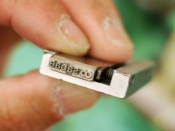 テンプルに刻印をする作業。刻印の金型。
