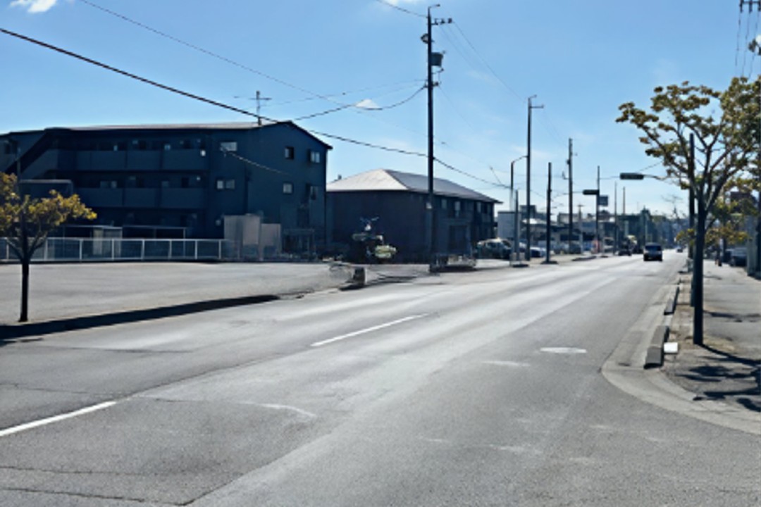 道路の照り返しで眩しい視認性の悪い風景