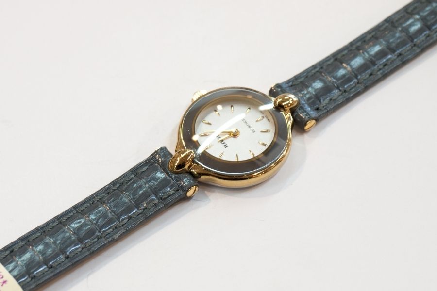 RADO・florence レディース 凸状にベルトをカットして取付けました。