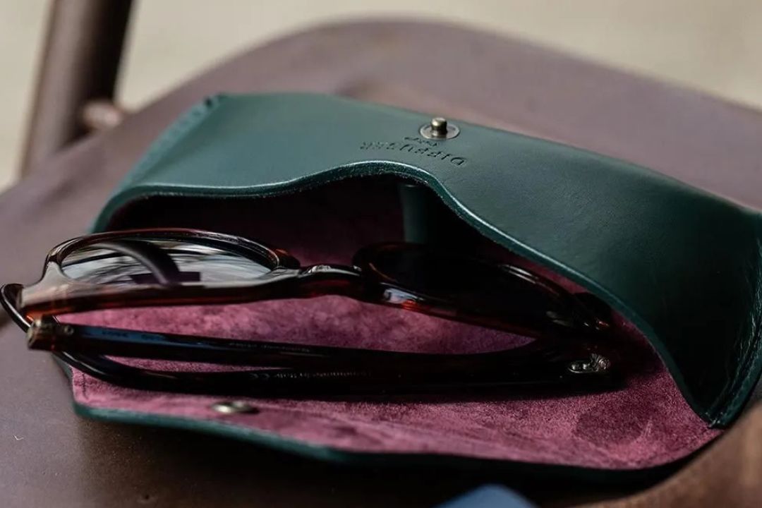 DIFFUSER Tokyo SG1174 メガネケースにメガネを収納した様子