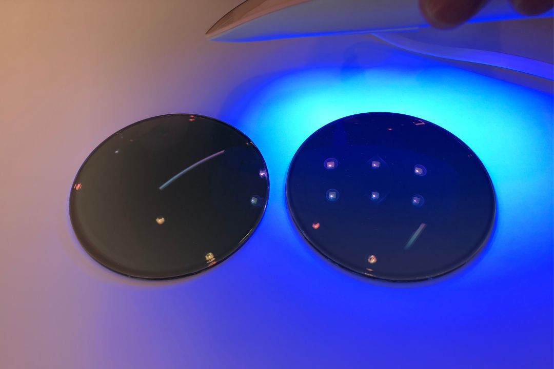 東海光学 ルティーナフォト2 グリーン ブルー 新色 UVライト照射中 発色過程 松江市 長谷川時計店